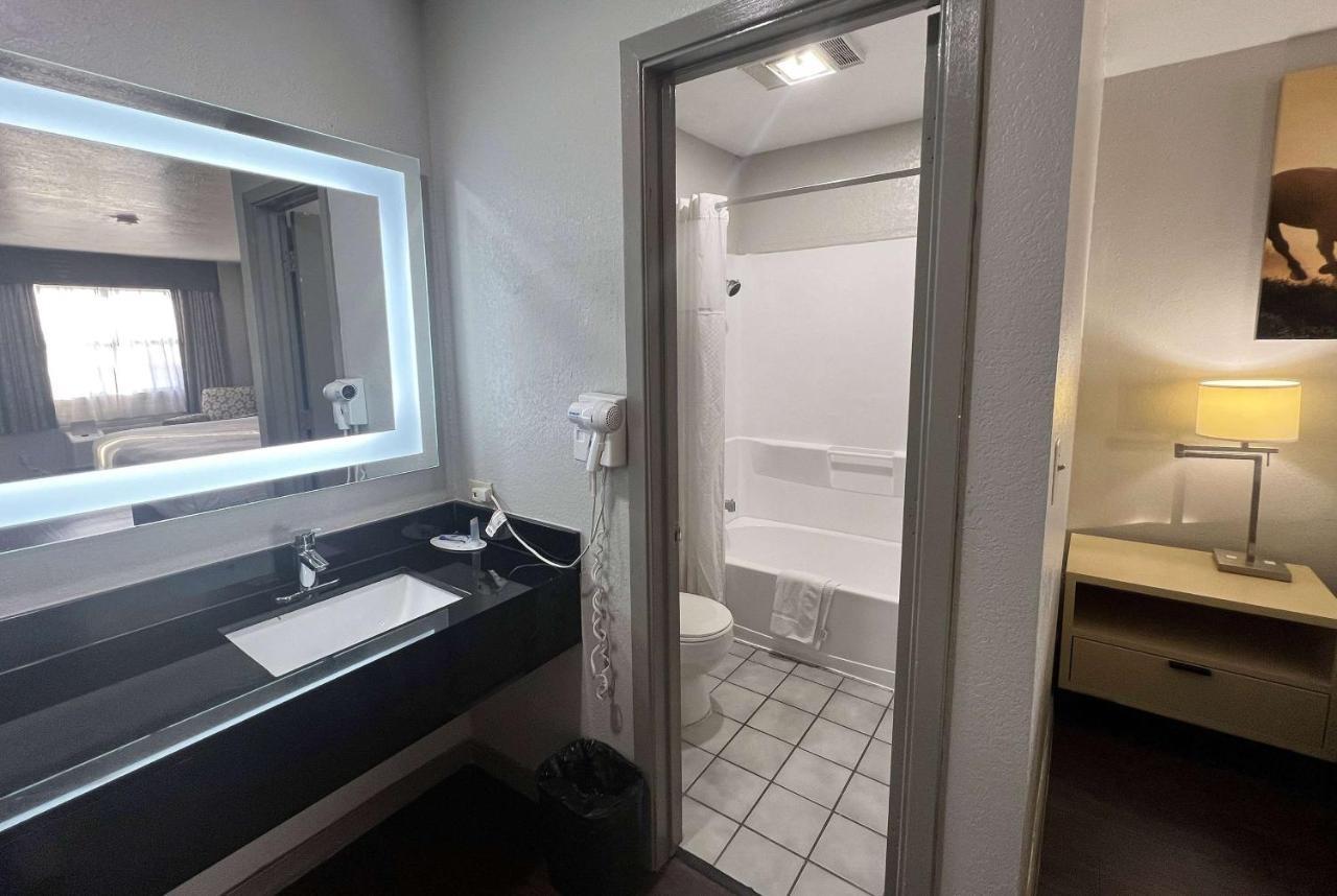 Days Inn & Suites By Wyndham - Canton First Monday Trade Days Zewnętrze zdjęcie