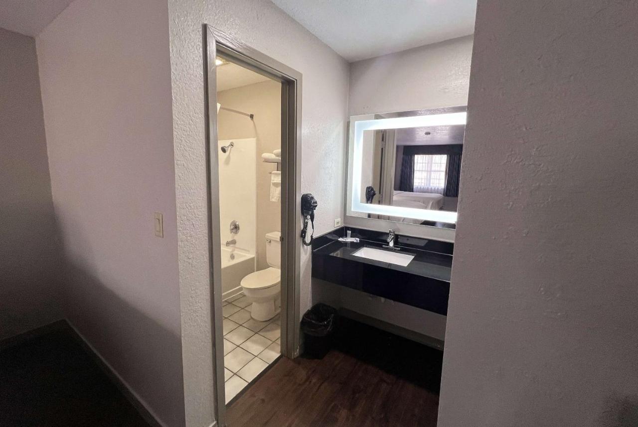 Days Inn & Suites By Wyndham - Canton First Monday Trade Days Zewnętrze zdjęcie